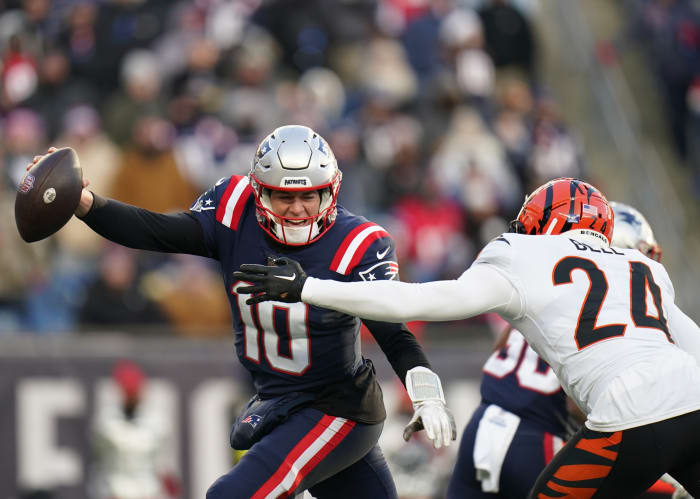 Bengals safety Vonn Bell pursues Patriots quarterback Mac Jones in Week 16.